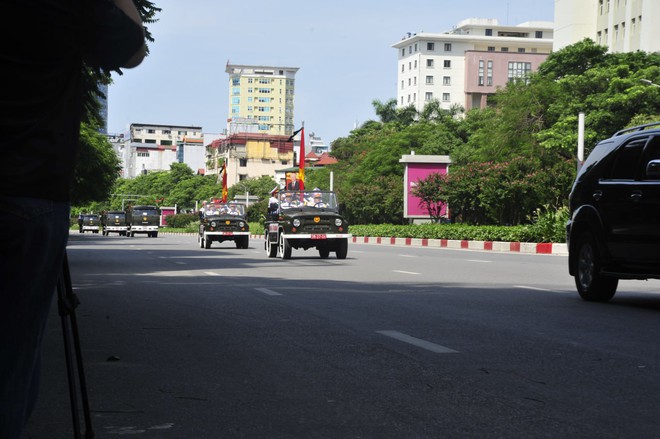 Người dân hai bên đường rơi nước mắt khi thấy đoàn xe tang chở linh cữu Tổng Bí thư Nguyễn Phú Trọng, nghẹn ngào: Vĩnh biệt bác- Ảnh 41.