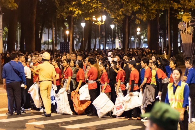 Xúc động hoà vào dòng người viếng Tổng Bí thư Nguyễn Phú Trọng: Thấy một thế hệ trẻ biết ơn và đầy lòng yêu nước- Ảnh 7.