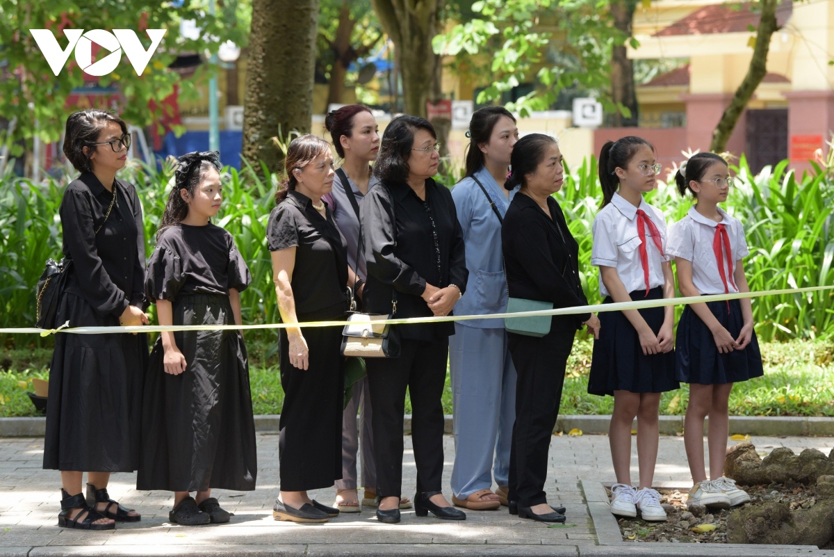 Người dân đổ ra đường chờ đợi tiễn biệt Tổng Bí thư Nguyễn Phú Trọng- Ảnh 14.