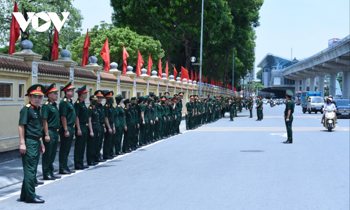 Người dân đổ ra đường chờ đợi tiễn biệt Tổng Bí thư Nguyễn Phú Trọng- Ảnh 8.