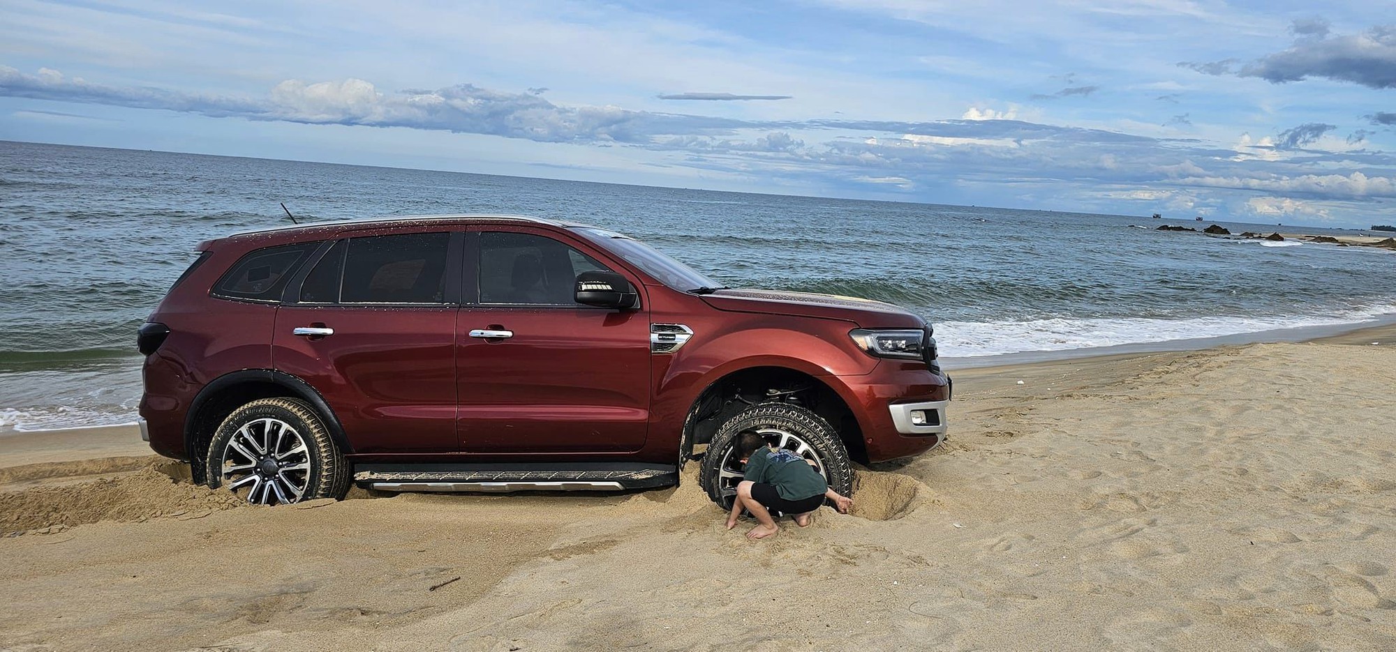 Mang Ford Everest ra biển bị sa lầy, chủ xe chia sẻ: 'Đi nhiều nhưng chủ quan vẫn dễ mắc kẹt, có xe suýt bị thủy triều kéo'- Ảnh 5.