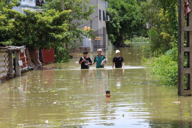 Hà Nội: Xuất hiện 'ốc đảo' ở Quốc Oai sau mưa lũ- Ảnh 2.