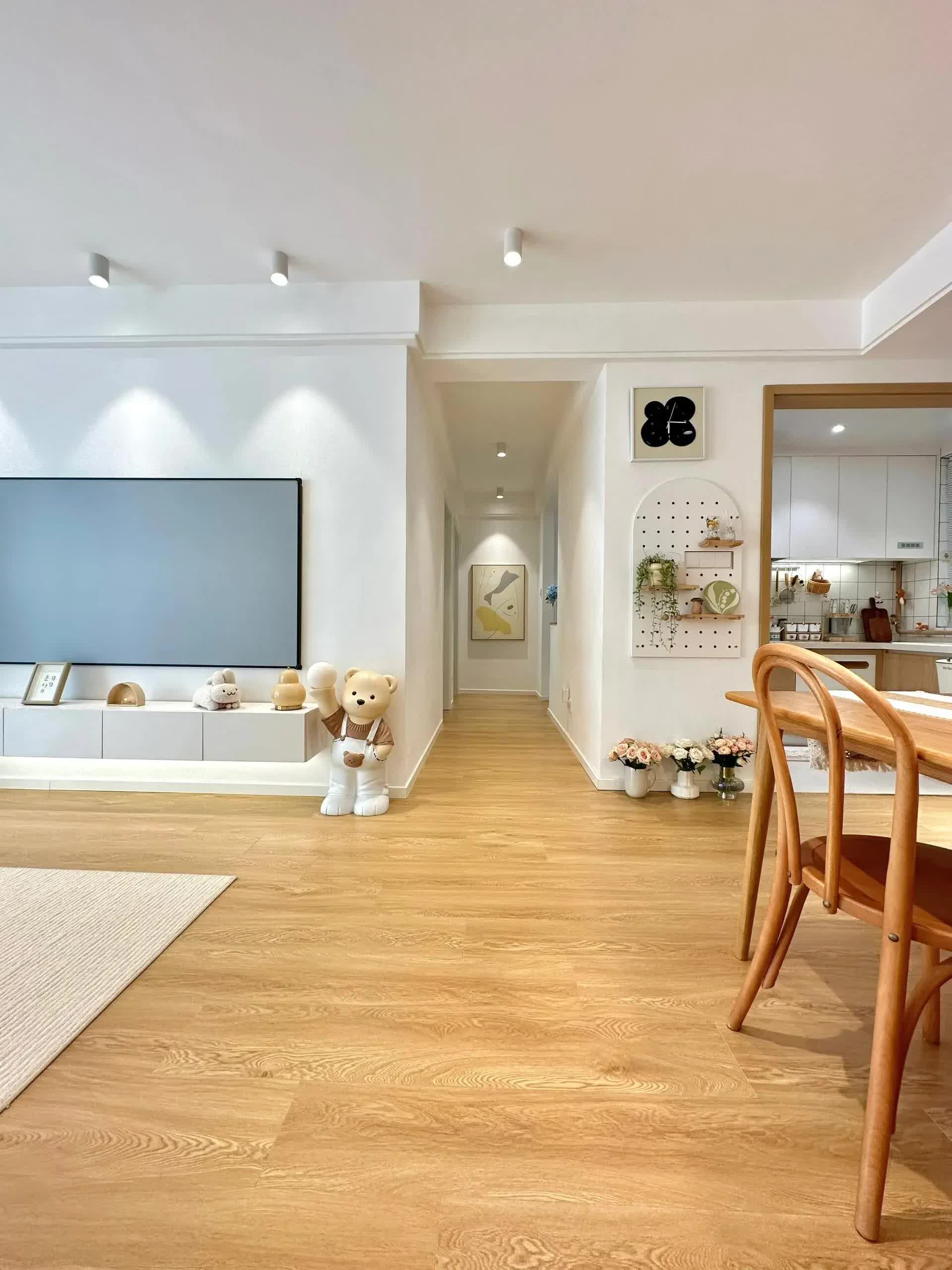 Căn hộ 72m2 với điểm nhấn đặc biệt nằm ở chiếc tủ, dễ dàng đóng mở và khả năng lưu trữ cực ổn- Ảnh 3. Căn hộ 72m2 với điểm nhấn đặc biệt nằm ở chiếc tủ, dễ dàng đóng mở và khả năng lưu trữ cực ổn- Ảnh 3.