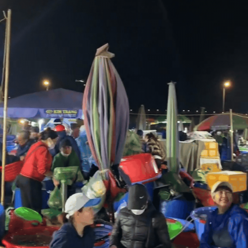 Ghé thăm chợ hải sản được mệnh danh "rẻ nhất miền Bắc", ai đi du lịch đều muốn đến ít nhất 1 lần- Ảnh 3.