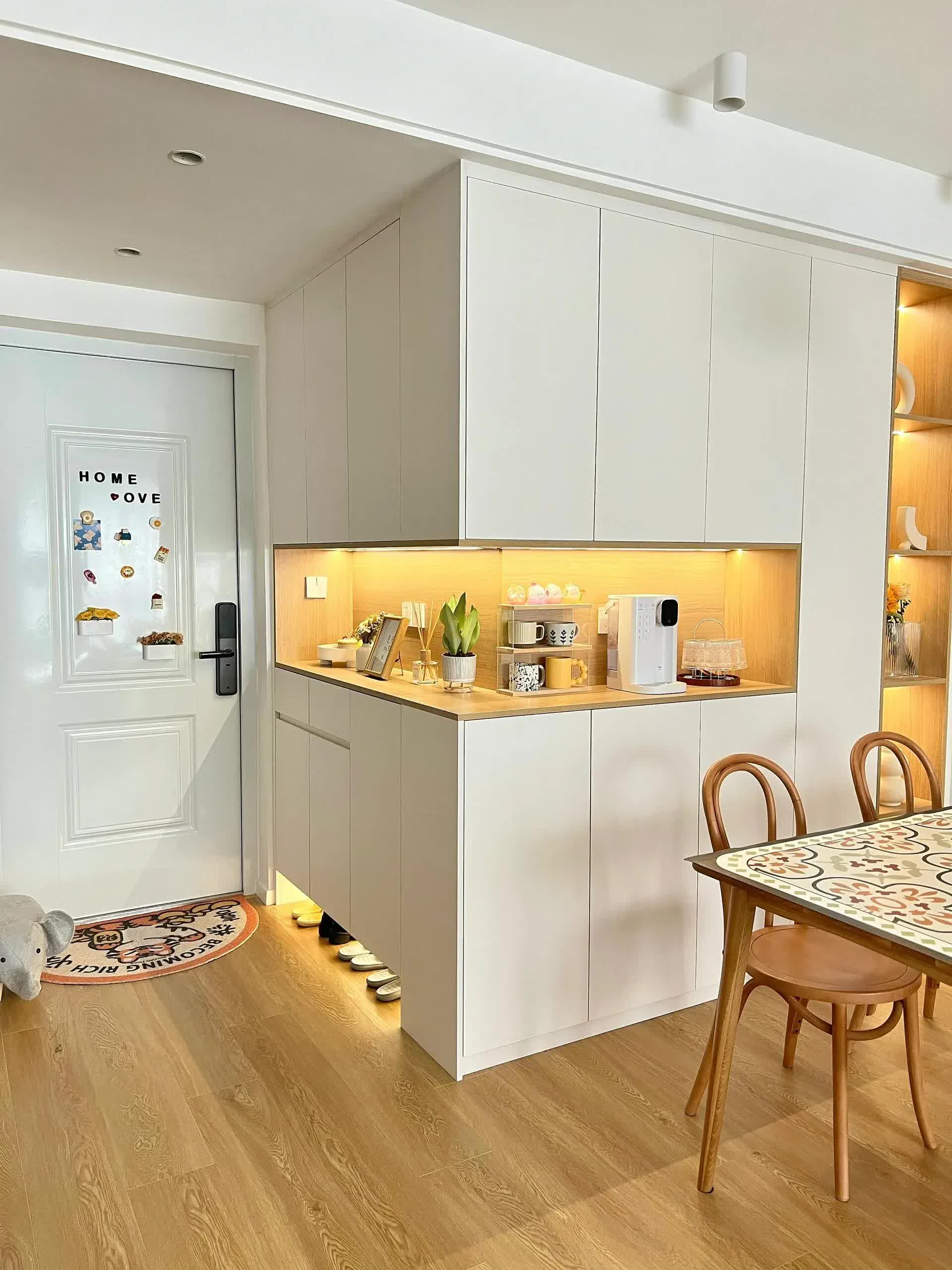 Căn hộ 72m2 với điểm nhấn đặc biệt nằm ở chiếc tủ, dễ dàng đóng mở và khả năng lưu trữ cực ổn- Ảnh 4. Căn hộ 72m2 với điểm nhấn đặc biệt nằm ở chiếc tủ, dễ dàng đóng mở và khả năng lưu trữ cực ổn- Ảnh 4.