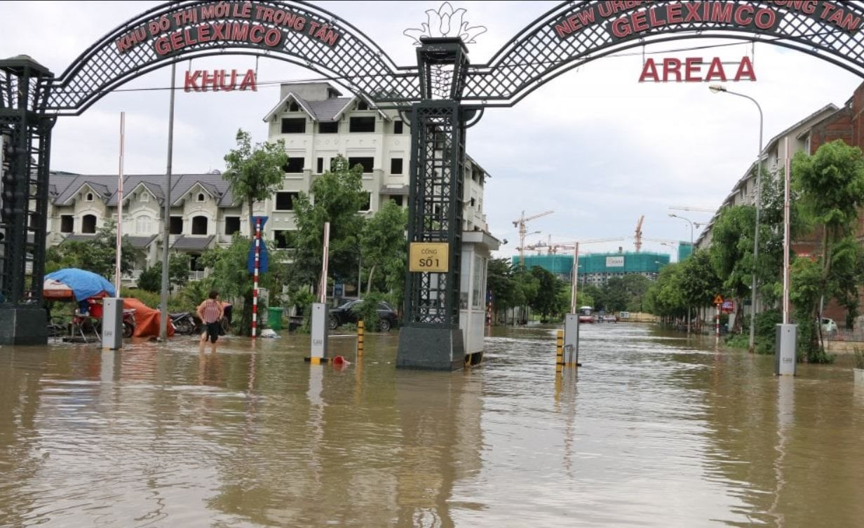 Bất động sản tuần qua: 'Biển nước' bao vây biệt thự, chung cư trăm triệu đồng/m2 tại Hà Nội, Chủ tịch Hà Đô và Vinaconex xin từ nhiệm, dự án của DOJI tại Hải Phòng có diễn biến mới- Ảnh 1.