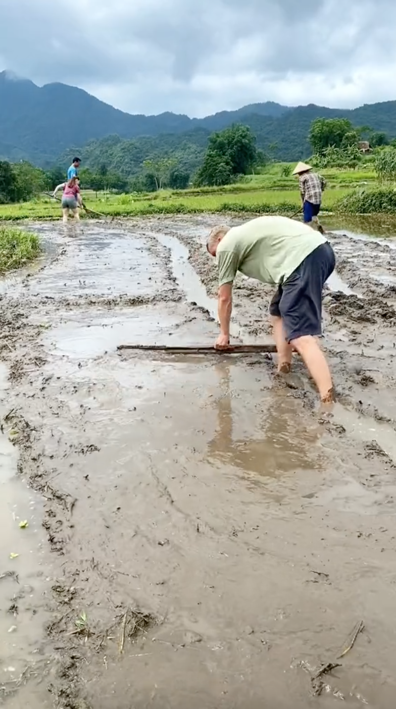 Một kiểu du lịch "độc nhất vô nhị" ở Việt Nam: Khách Tây bỏ tiền để được làm những việc không ngờ tới- Ảnh 7.