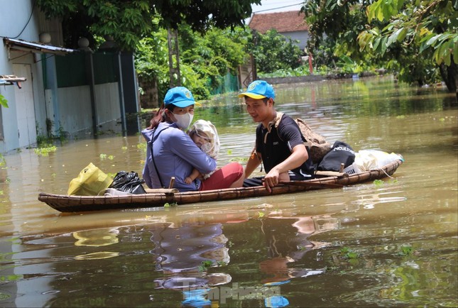 Nhiều 'ốc đảo' xuất hiện sau mưa lũ ở Hà Nội- Ảnh 2.