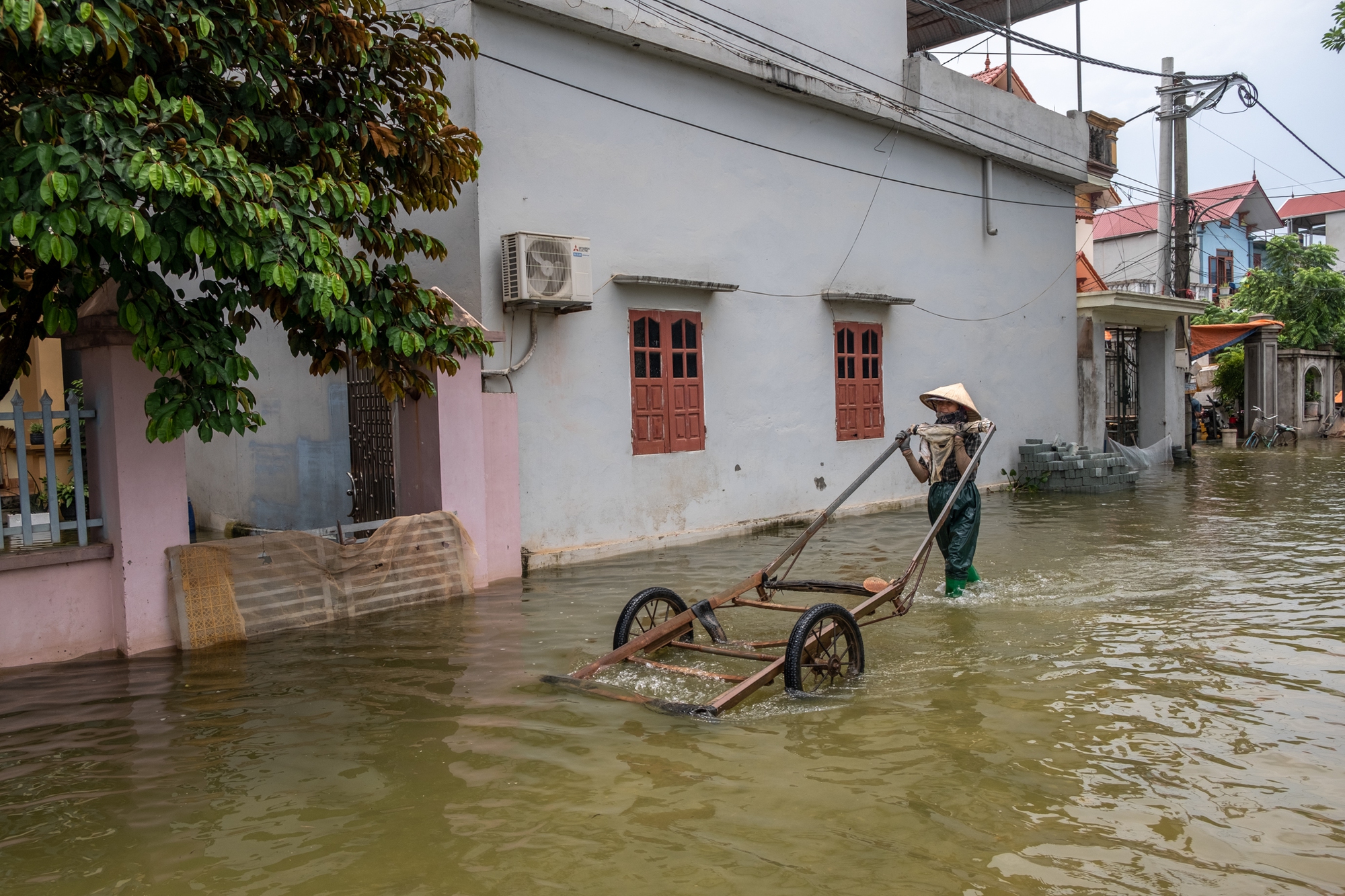 Một tuần sống cùng nước lũ của người dân ngoại thành Hà Nội: Chèo thuyền đi chợ, thả lưới bắt cá trước nhà- Ảnh 11.