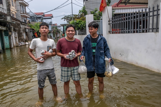 Một tuần sống cùng nước lũ của người dân ngoại thành Hà Nội: Chèo thuyền đi chợ, thả lưới bắt cá trước nhà- Ảnh 24.