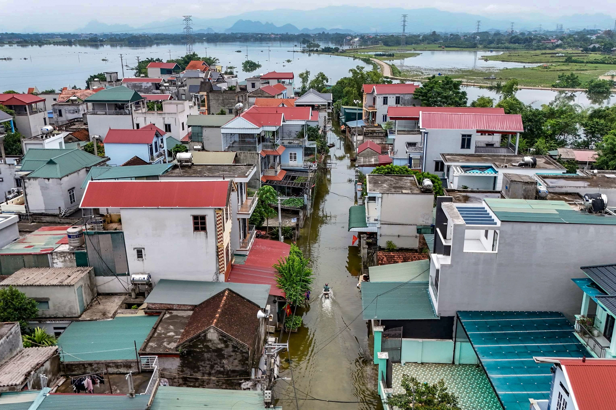 Một tuần sống cùng nước lũ của người dân ngoại thành Hà Nội: Chèo thuyền đi chợ, thả lưới bắt cá trước nhà- Ảnh 2.