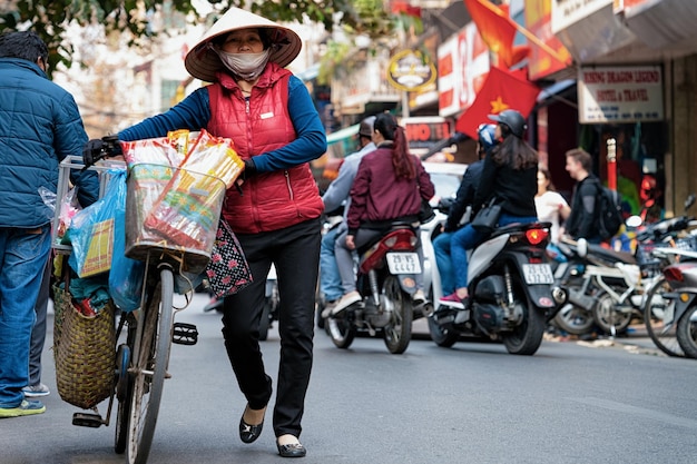 Láng giềng giàu có bị hạ dự báo tăng trưởng, chỉ bằng một nửa Việt Nam- Ảnh 3.