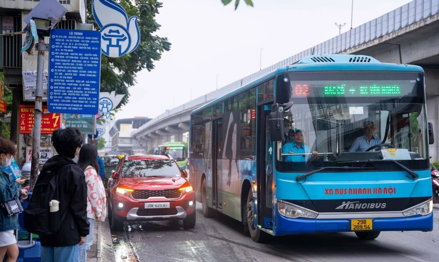 Hàng loạt điểm dừng, nhà chờ xe bus ở Hà Nội ngang nhiên bị chiếm dụng- Ảnh 1.