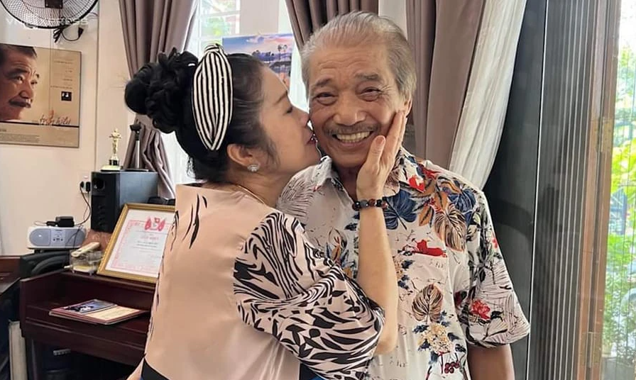 Nam nghệ sĩ được phong NSND ở tuổi 61: Có con gái là diva hàng đầu Việt Nam, U90 sống hạnh phúc bên bà xã kém 18 tuổi- Ảnh 6. Nam nghệ sĩ được phong NSND ở tuổi 61: Có con gái là diva hàng đầu Việt Nam, U90 sống hạnh phúc bên bà xã kém 18 tuổi- Ảnh 6.
