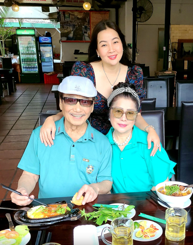 Nam nghệ sĩ được phong NSND ở tuổi 61: Có con gái là diva hàng đầu Việt Nam, U90 sống hạnh phúc bên bà xã kém 18 tuổi- Ảnh 5. Nam nghệ sĩ được phong NSND ở tuổi 61: Có con gái là diva hàng đầu Việt Nam, U90 sống hạnh phúc bên bà xã kém 18 tuổi- Ảnh 5.
