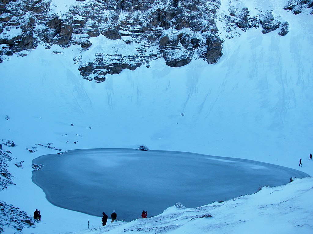 Ở độ cao 5.000 mét tại dãy Himalaya, có một hồ nước kỳ lạ với hàng trăm hài cốt người nằm bên trong!- Ảnh 1.