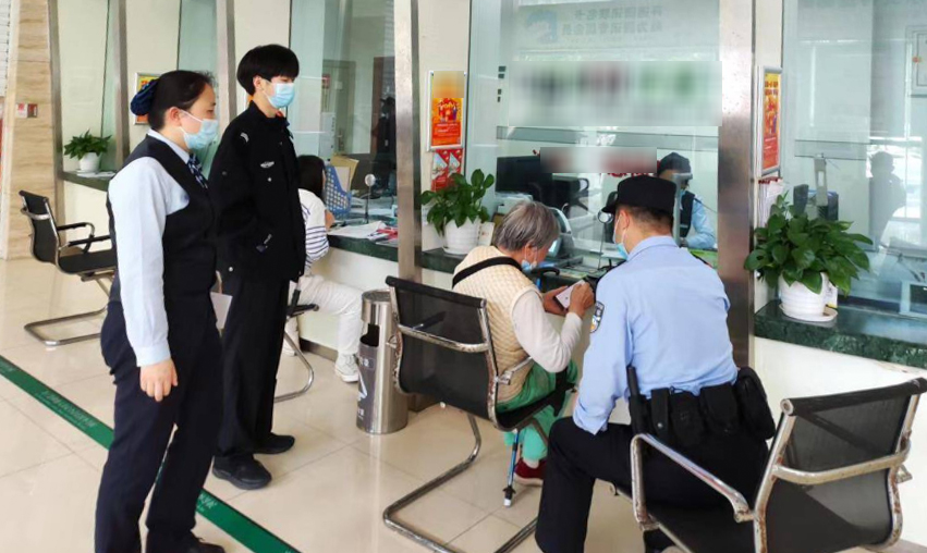 Rút hơn 1,7 tỷ đồng về mua nhà cho cháu, cụ bà 70 tuổi lặng người trước cuộc gọi từ giám đốc ngân hàng- Ảnh 1. Rút hơn 1,7 tỷ đồng về mua nhà cho cháu, cụ bà 70 tuổi lặng người trước cuộc gọi từ giám đốc ngân hàng- Ảnh 1.
