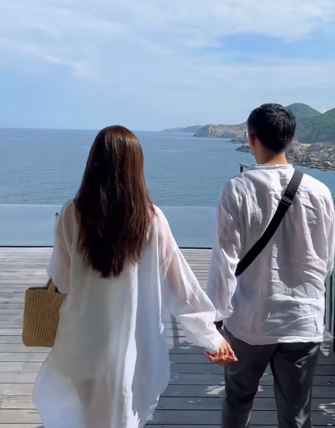 Tổng tài Minh Đạt gây sốt khi xuất hiện tại lễ nhận bằng thạc sĩ của vợ, Midu đã có tất cả trong tay!- Ảnh 5. Tổng tài Minh Đạt gây sốt khi xuất hiện tại lễ nhận bằng thạc sĩ của vợ, Midu đã có tất cả trong tay!- Ảnh 5.
