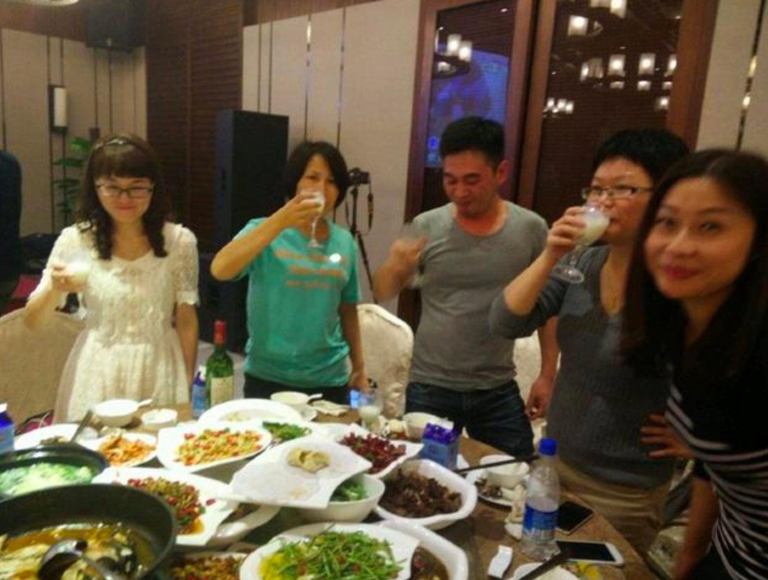 Đi họp lớp, cậu bạn nghèo nhất chi 100 triệu thanh toán hoá đơn: Về nhà nhận cuộc gọi từ lớp trưởng mà "chết sững", không tin vào tai mình- Ảnh 2.