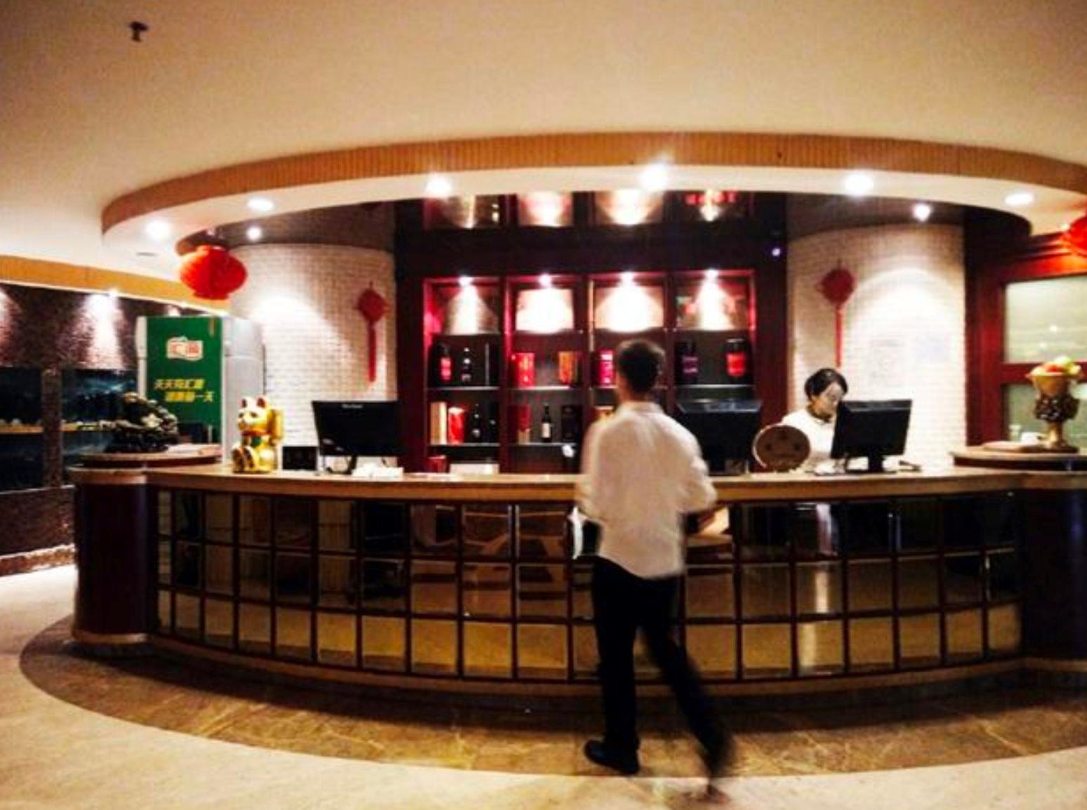 Đi họp lớp, cậu bạn nghèo nhất chi 100 triệu thanh toán hoá đơn: Về nhà nhận cuộc gọi từ lớp trưởng mà "chết sững", không tin vào tai mình- Ảnh 3.