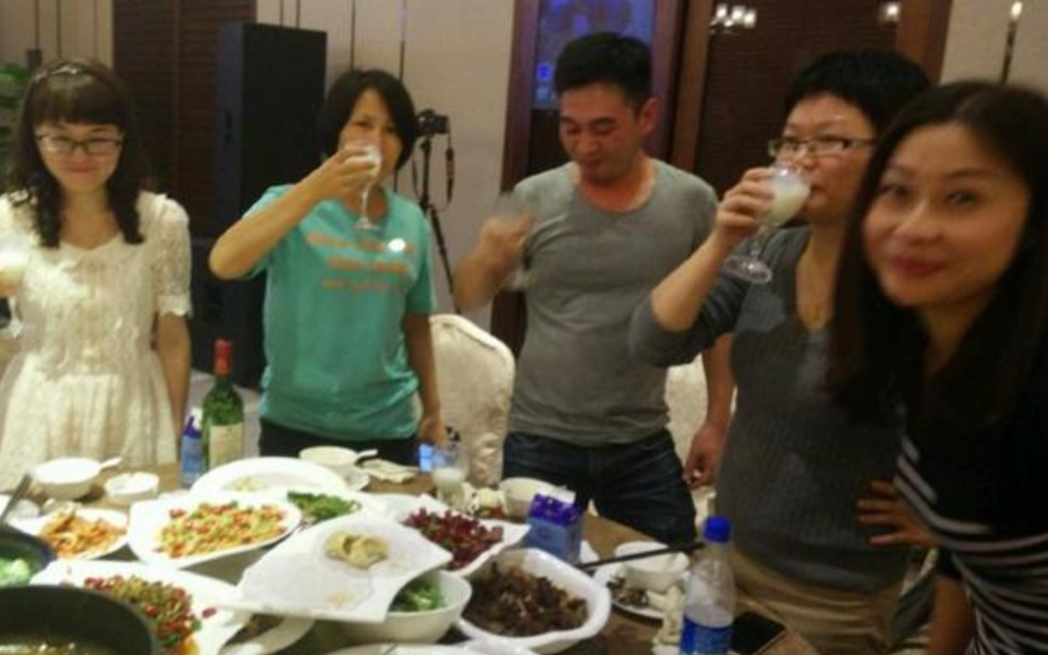 Đi họp lớp, cậu bạn nghèo nhất chi 100 triệu thanh toán hoá đơn: Về nhà nhận cuộc gọi từ lớp trưởng mà "chết sững", không tin vào tai mình- Ảnh 1.