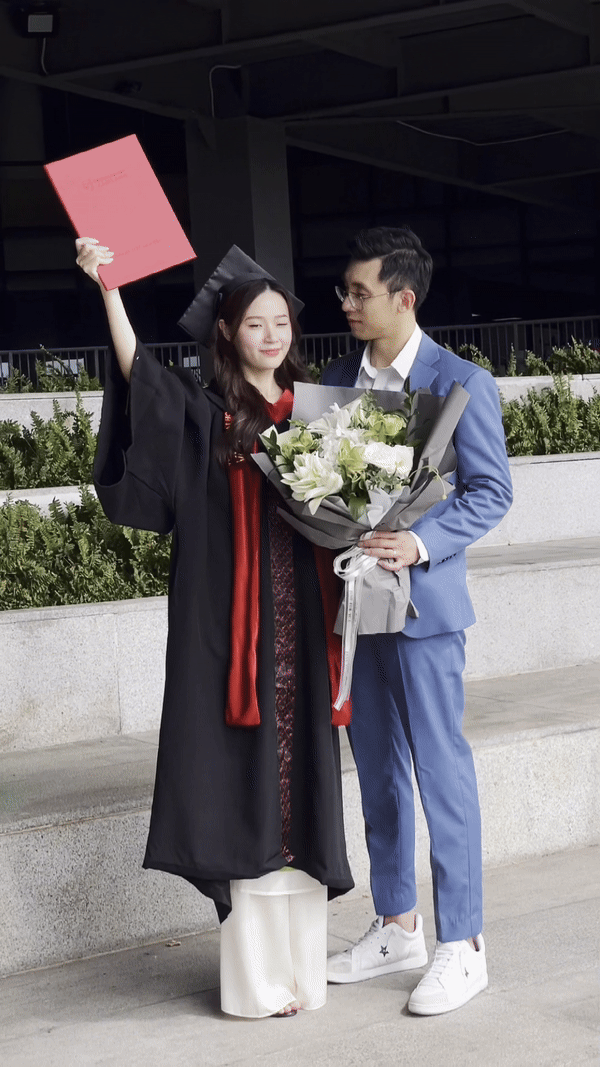 Tổng tài Minh Đạt gây sốt khi xuất hiện tại lễ nhận bằng thạc sĩ của vợ, Midu đã có tất cả trong tay!- Ảnh 2. Tổng tài Minh Đạt gây sốt khi xuất hiện tại lễ nhận bằng thạc sĩ của vợ, Midu đã có tất cả trong tay!- Ảnh 2.