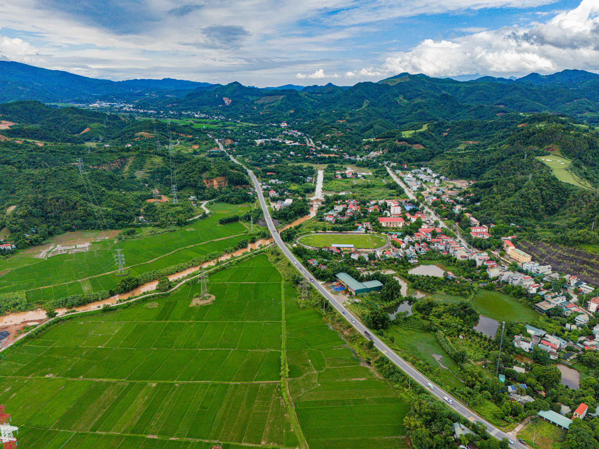 Toàn cảnh đường nối Hà Nội với tỉnh Tây bắc sắp được đầu tư hơn 9.000 tỷ để nâng thành cao tốc, dự kiến đắt thứ hai Việt Nam- Ảnh 1.