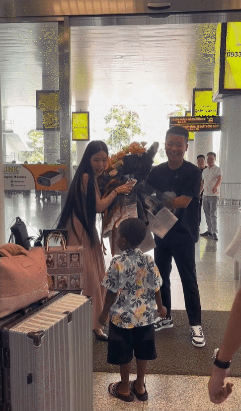 "Chị em rọt" Hằng Du Mục và Quang Linh Vlogs thân thiết nhau như thế nào?- Ảnh 6. "Chị em rọt" Hằng Du Mục và Quang Linh Vlogs thân thiết nhau như thế nào?- Ảnh 6.