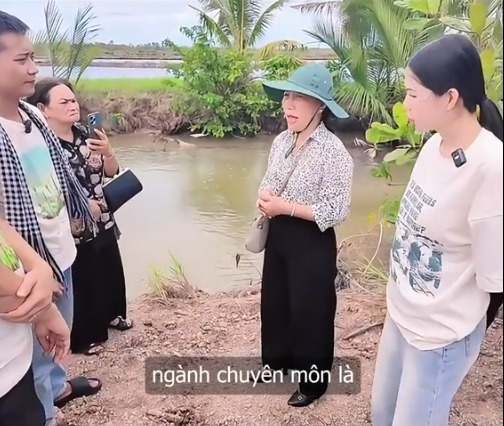 "Chị em rọt" Hằng Du Mục và Quang Linh Vlogs thân thiết nhau như thế nào?- Ảnh 7. "Chị em rọt" Hằng Du Mục và Quang Linh Vlogs thân thiết nhau như thế nào?- Ảnh 7.