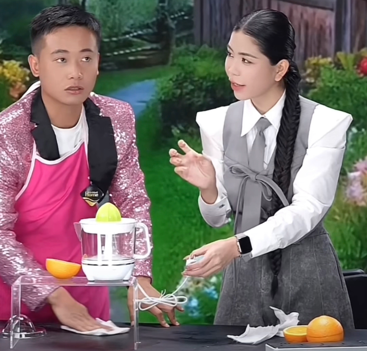 "Chị em rọt" Hằng Du Mục và Quang Linh Vlogs thân thiết nhau như thế nào?- Ảnh 9. "Chị em rọt" Hằng Du Mục và Quang Linh Vlogs thân thiết nhau như thế nào?- Ảnh 9.
