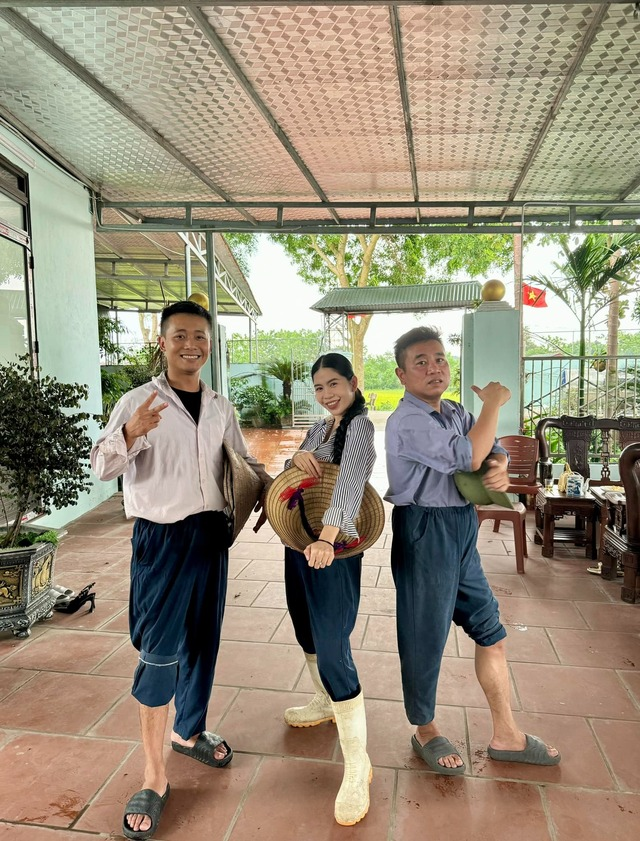 "Chị em rọt" Hằng Du Mục và Quang Linh Vlogs thân thiết nhau như thế nào?- Ảnh 13. "Chị em rọt" Hằng Du Mục và Quang Linh Vlogs thân thiết nhau như thế nào?- Ảnh 13.