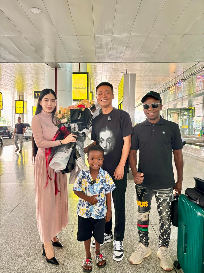 "Chị em rọt" Hằng Du Mục và Quang Linh Vlogs thân thiết nhau như thế nào?- Ảnh 5. "Chị em rọt" Hằng Du Mục và Quang Linh Vlogs thân thiết nhau như thế nào?- Ảnh 5.