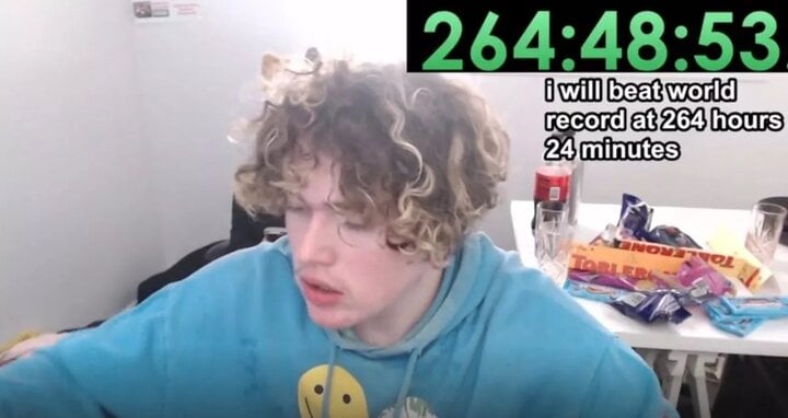 'Thử thách chết người' livestream liền 12 ngày đêm của Youtuber gây kinh hãi- Ảnh 1. 'Thử thách chết người' livestream liền 12 ngày đêm của Youtuber gây kinh hãi- Ảnh 1.