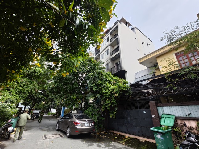 Nhà trong khu Thảo Điền bốc cháy, nhiều người lên sân thượng kêu cứu- Ảnh 1. Nhà trong khu Thảo Điền bốc cháy, nhiều người lên sân thượng kêu cứu- Ảnh 1.