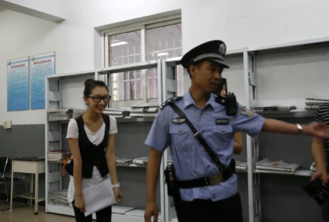 Mỹ nhân đi thi đại học khiến cả khu phố tắc nghẽn, trường phải bố trí lối đi riêng- Ảnh 7. Mỹ nhân đi thi đại học khiến cả khu phố tắc nghẽn, trường phải bố trí lối đi riêng- Ảnh 7.