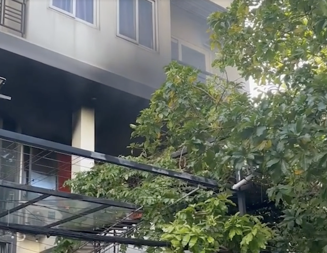 Nhà trong khu Thảo Điền bốc cháy, nhiều người lên sân thượng kêu cứu- Ảnh 2. Nhà trong khu Thảo Điền bốc cháy, nhiều người lên sân thượng kêu cứu- Ảnh 2.