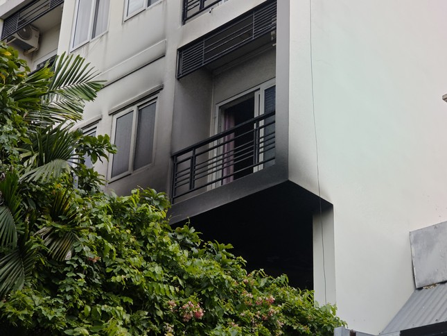 Nhà trong khu Thảo Điền bốc cháy, nhiều người lên sân thượng kêu cứu- Ảnh 5. Nhà trong khu Thảo Điền bốc cháy, nhiều người lên sân thượng kêu cứu- Ảnh 5.