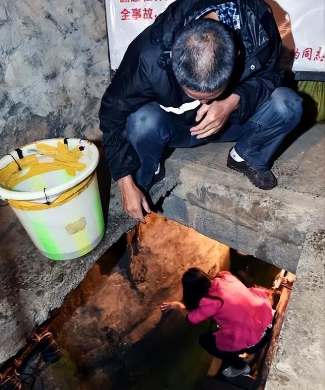 Đào hố sâu 16m trong nhà, người đàn ông phát hiện dòng suối lạ sản sinh cả tấn cá mỗi ngày: Người người đổ xô đến xem, thu được tiền tỷ mỗi năm- Ảnh 2. Đào hố sâu 16m trong nhà, người đàn ông phát hiện dòng suối lạ sản sinh cả tấn cá mỗi ngày: Người người đổ xô đến xem, thu được tiền tỷ mỗi năm- Ảnh 2.