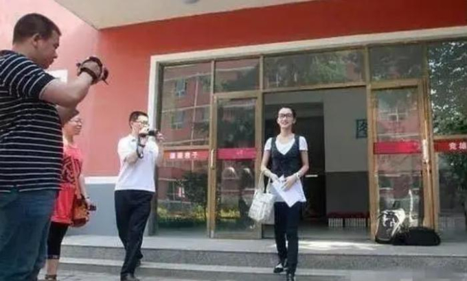 Mỹ nhân đi thi đại học khiến cả khu phố tắc nghẽn, trường phải bố trí lối đi riêng- Ảnh 6. Mỹ nhân đi thi đại học khiến cả khu phố tắc nghẽn, trường phải bố trí lối đi riêng- Ảnh 6.