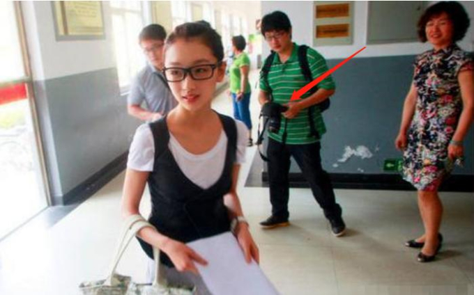 Mỹ nhân đi thi đại học khiến cả khu phố tắc nghẽn, trường phải bố trí lối đi riêng- Ảnh 8. Mỹ nhân đi thi đại học khiến cả khu phố tắc nghẽn, trường phải bố trí lối đi riêng- Ảnh 8.