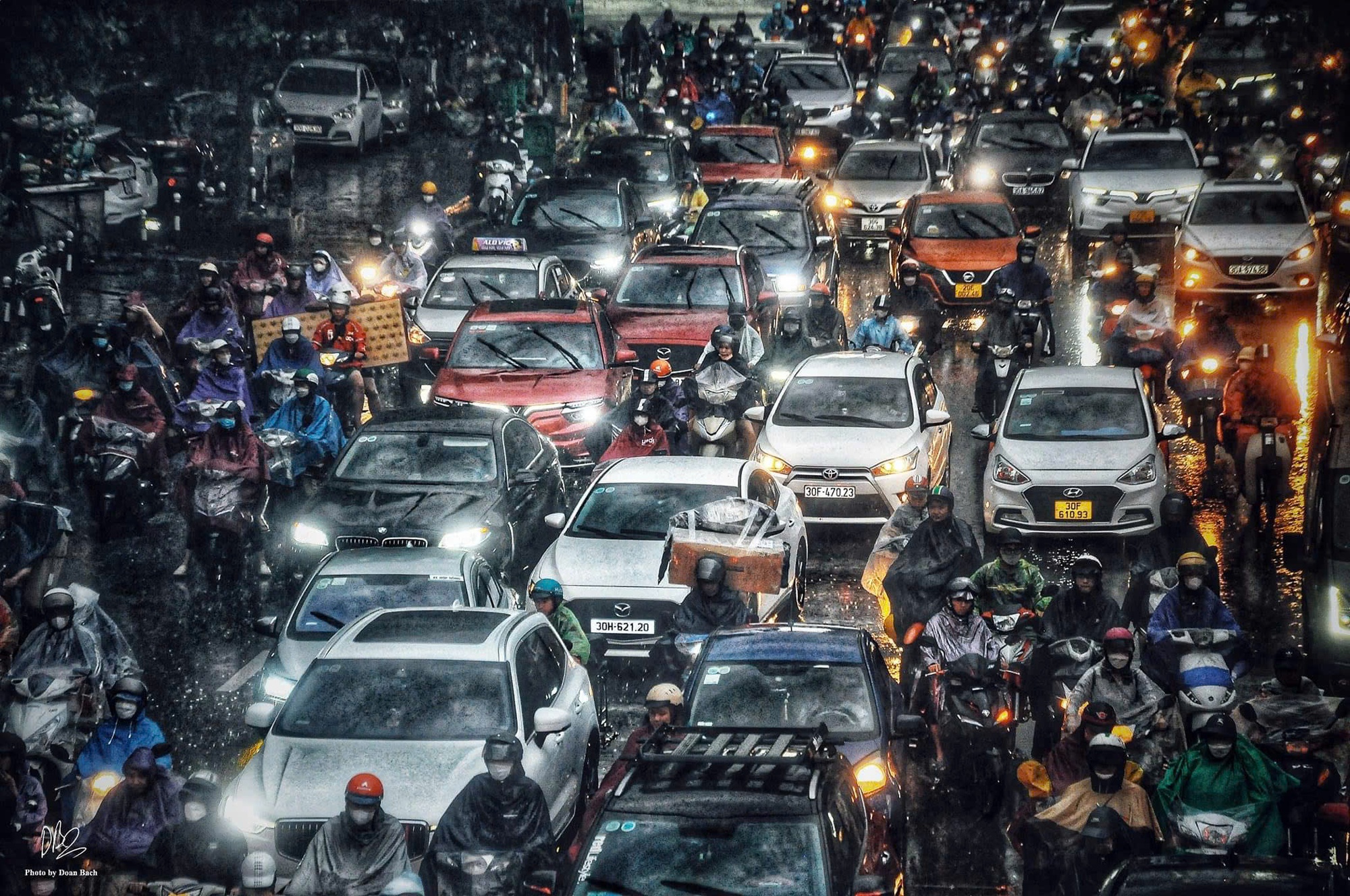 Hà Nội: Mưa to giờ tan tầm khiến hàng loạt tuyến đường tắc đường, ngập úng- Ảnh 3. Hà Nội: Mưa to giờ tan tầm khiến hàng loạt tuyến đường tắc đường, ngập úng- Ảnh 3.