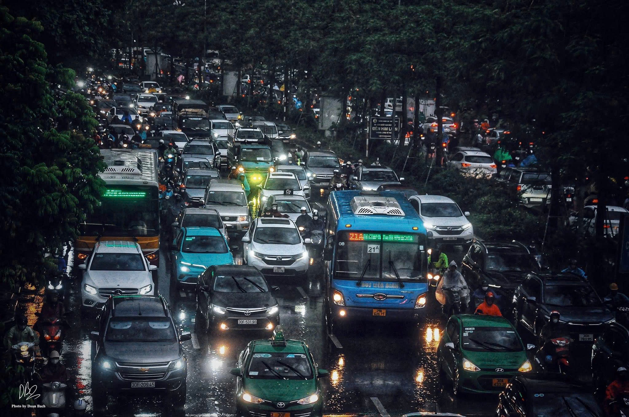 Hà Nội: Mưa to giờ tan tầm khiến hàng loạt tuyến đường tắc đường, ngập úng- Ảnh 1. Hà Nội: Mưa to giờ tan tầm khiến hàng loạt tuyến đường tắc đường, ngập úng- Ảnh 1.