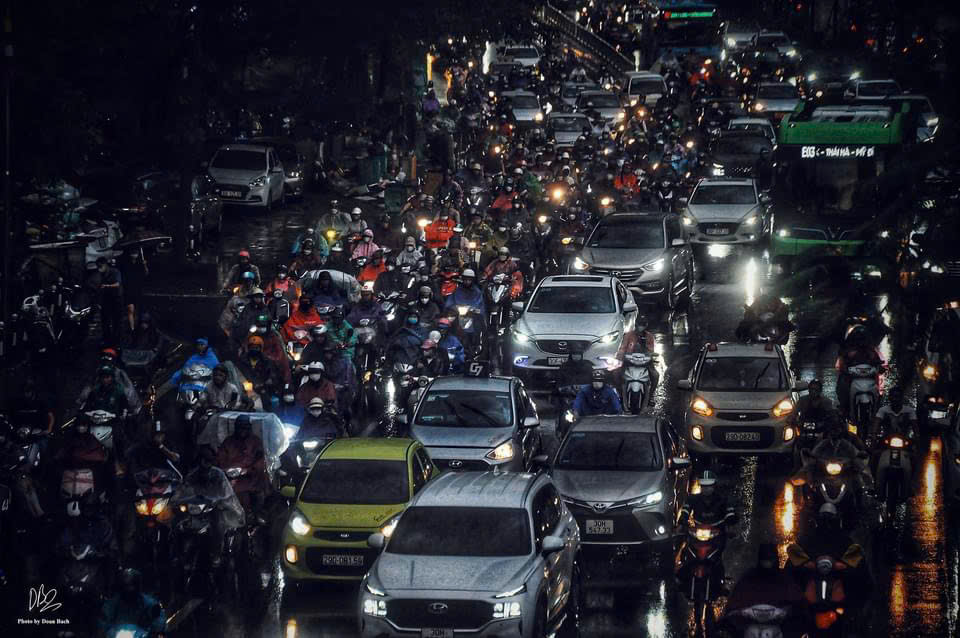 Hà Nội: Mưa to giờ tan tầm khiến hàng loạt tuyến đường tắc đường, ngập úng- Ảnh 2. Hà Nội: Mưa to giờ tan tầm khiến hàng loạt tuyến đường tắc đường, ngập úng- Ảnh 2.