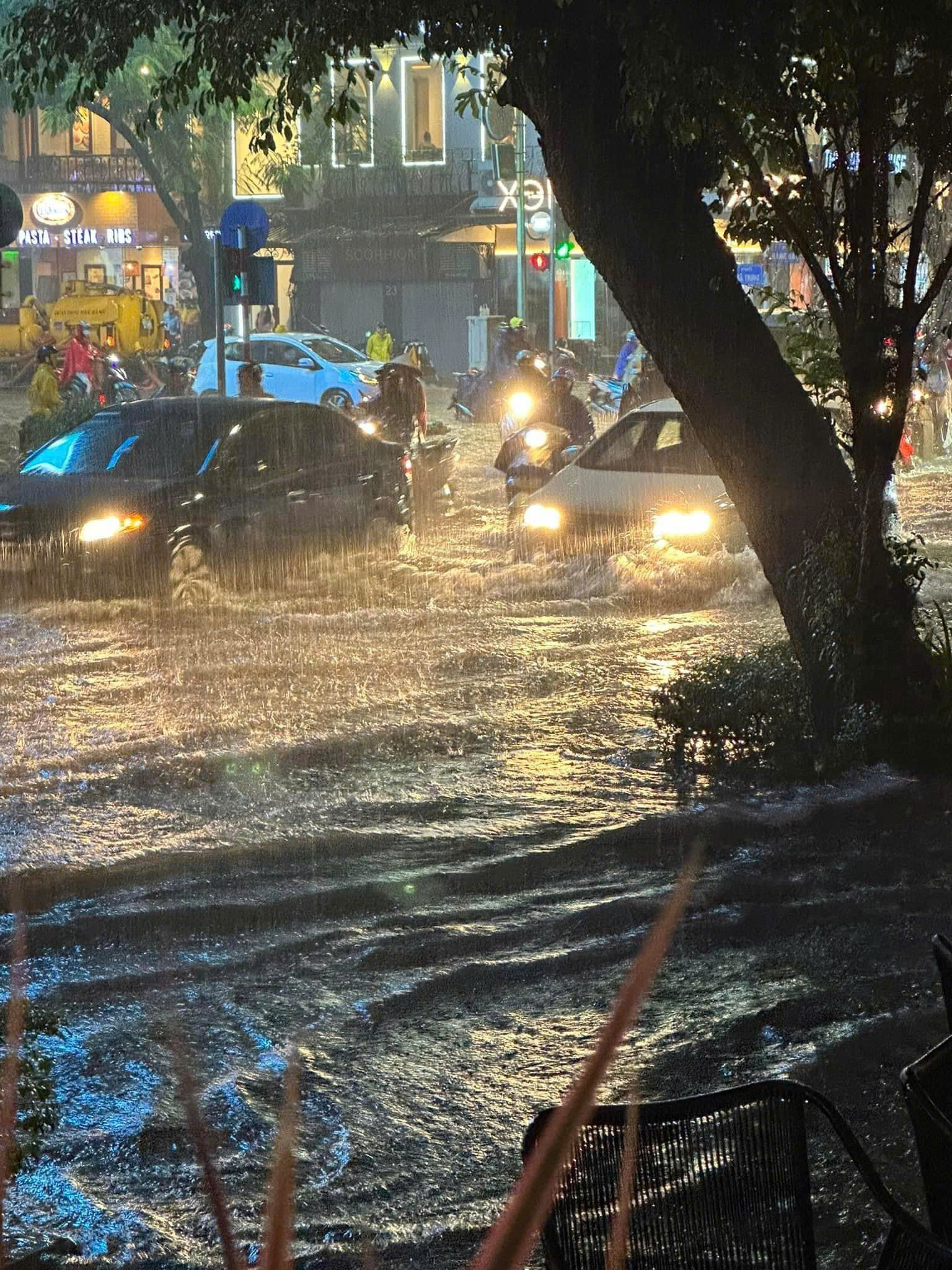 Hà Nội: Mưa to giờ tan tầm khiến hàng loạt tuyến đường tắc đường, ngập úng- Ảnh 4. Hà Nội: Mưa to giờ tan tầm khiến hàng loạt tuyến đường tắc đường, ngập úng- Ảnh 4.