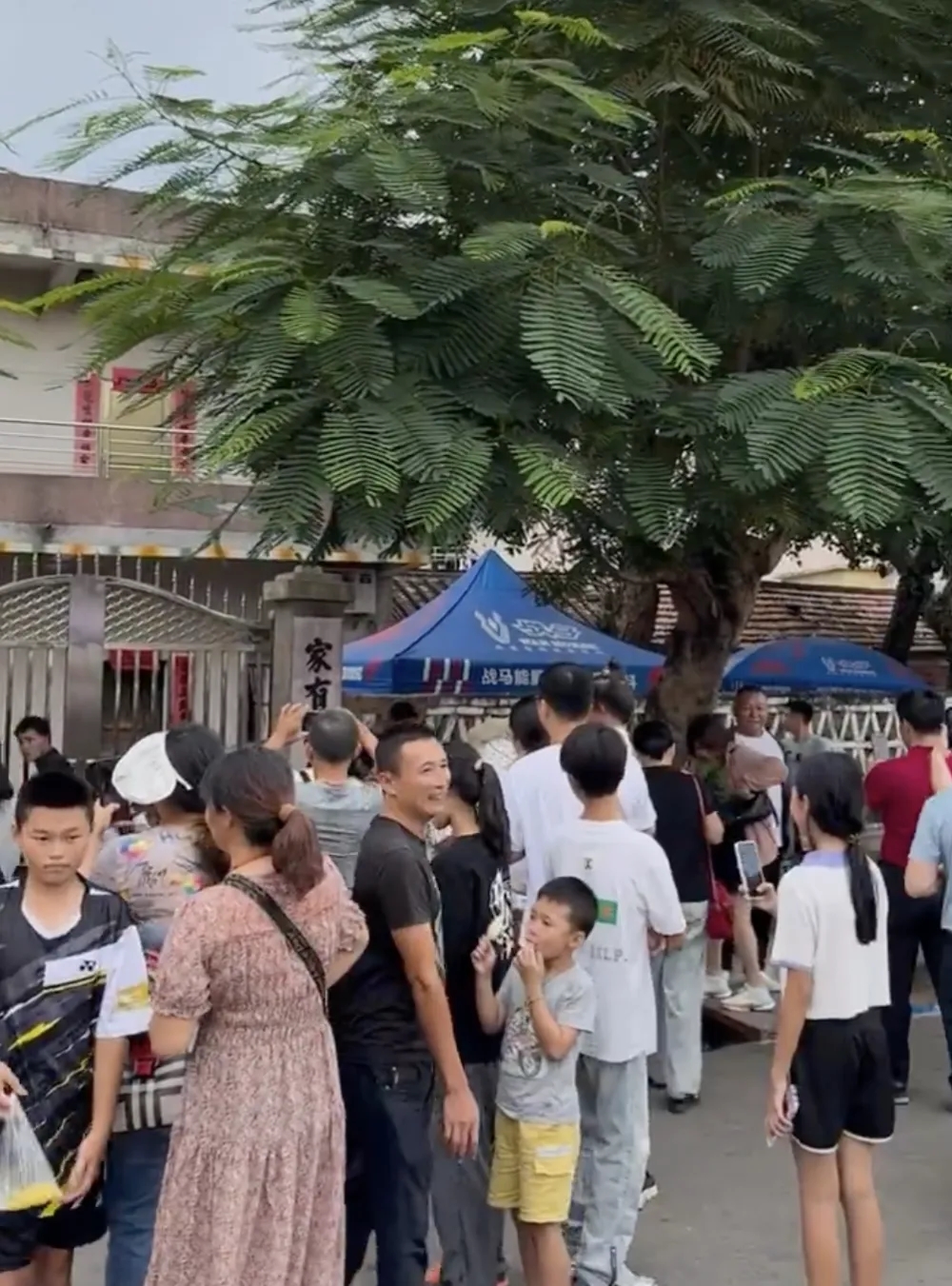 Cô bé 17 tuổi “nổi tiếng sau một đêm”: 1.000 du khách kéo đến làng chụp ảnh mỗi ngày, biến quê hương thành điểm du lịch nổi tiếng- Ảnh 2. Cô bé 17 tuổi “nổi tiếng sau một đêm”: 1.000 du khách kéo đến làng chụp ảnh mỗi ngày, biến quê hương thành điểm du lịch nổi tiếng- Ảnh 2.