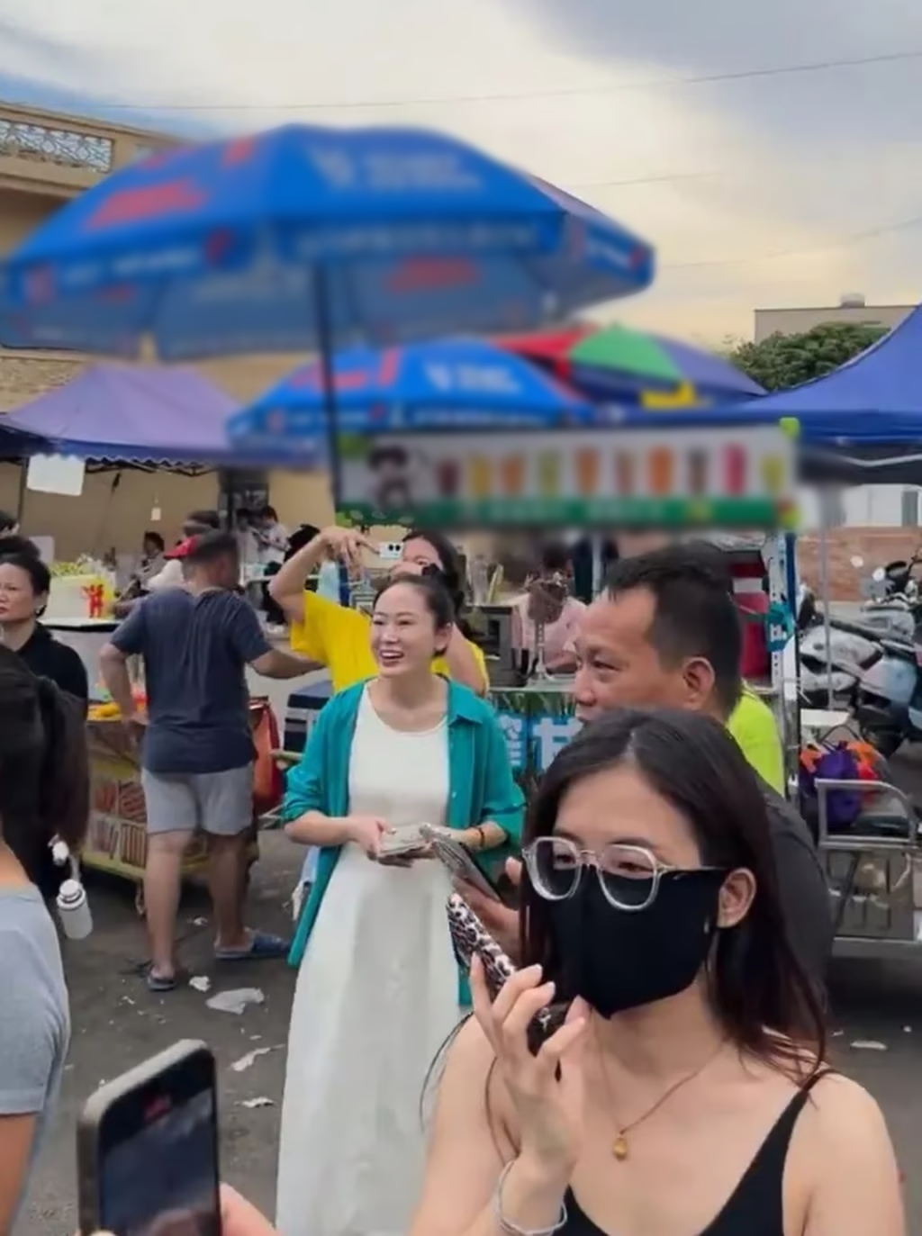 Cô bé 17 tuổi “nổi tiếng sau một đêm”: 1.000 du khách kéo đến làng chụp ảnh mỗi ngày, biến quê hương thành điểm du lịch nổi tiếng- Ảnh 1. Cô bé 17 tuổi “nổi tiếng sau một đêm”: 1.000 du khách kéo đến làng chụp ảnh mỗi ngày, biến quê hương thành điểm du lịch nổi tiếng- Ảnh 1.
