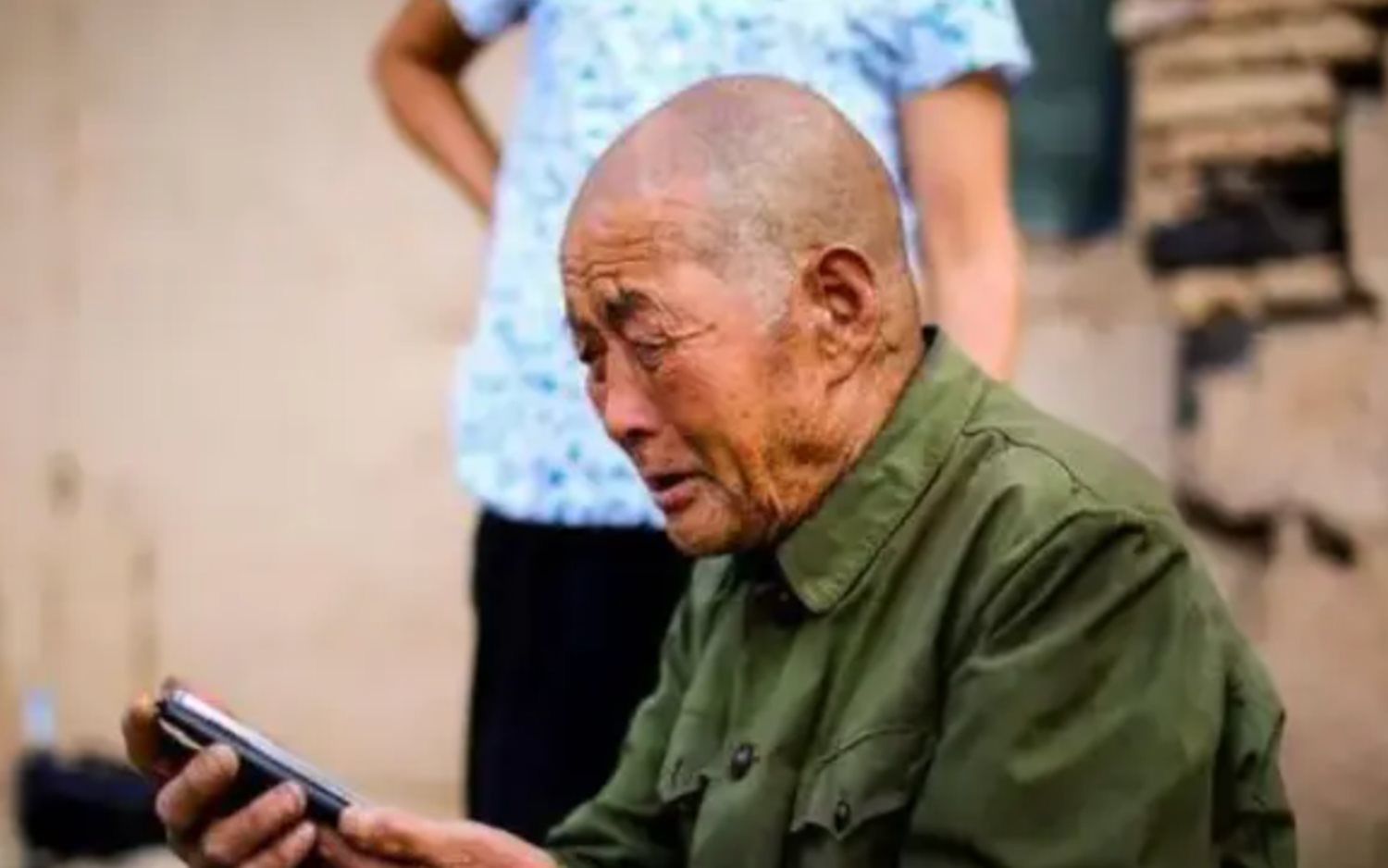 Cha qua đời, cậu con trai phát hiện sổ tiết kiệm 700 triệu ông để lại không còn đồng nào, hàng xóm lên tiếng: Số tiền này đã thuộc về người khác- Ảnh 1. Cha qua đời, cậu con trai phát hiện sổ tiết kiệm 700 triệu ông để lại không còn đồng nào, hàng xóm lên tiếng: Số tiền này đã thuộc về người khác- Ảnh 1.