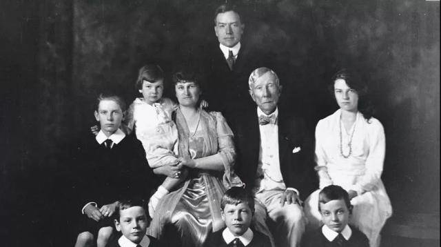 Tỷ phú Rockefeller dạy con 2 điều, nếu áp dụng được lớn lên không thành rồng cũng thành phượng: Không lạ gì khi nhà giàu đến 7 đời- Ảnh 1. Tỷ phú Rockefeller dạy con 2 điều, nếu áp dụng được lớn lên không thành rồng cũng thành phượng: Không lạ gì khi nhà giàu đến 7 đời- Ảnh 1.