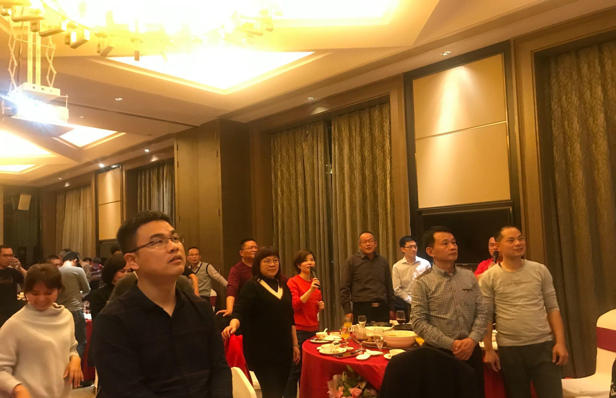 Đi họp lớp, tôi tự nguyện trả hơn 50 triệu, lúc gần về nghe được lời nói sau lưng của bạn học mà chỉ muốn khóc- Ảnh 2. Đi họp lớp, tôi tự nguyện trả hơn 50 triệu, lúc gần về nghe được lời nói sau lưng của bạn học mà chỉ muốn khóc- Ảnh 2.