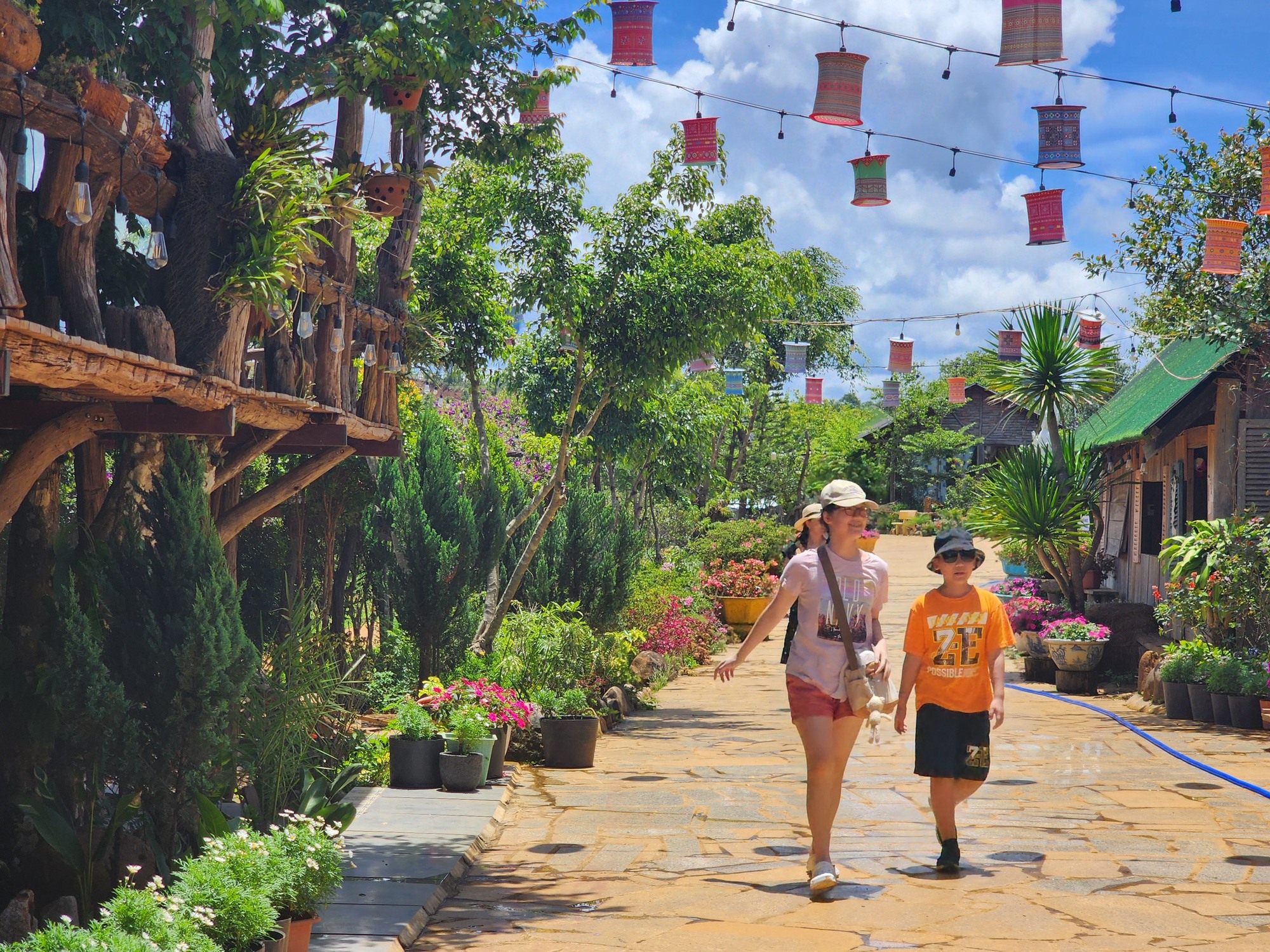 Gia đình 5 người, 3 thế hệ đi Hà Nội - Măng Đen: Ăn chơi xả láng 11 ngày vẫn dư tiền mang về!- Ảnh 8.